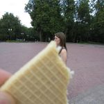 Karīna pie minskas operas ēd vafelīti, mmmm. Es vairs neatceros, kurā gadā pie mums beidza pastāvēt šīs vafeles(tās lielās, cietās), bet tās ir VISgaršīgākās vafeles pasaulē. Atvedu mājās veselu kaudzi. Minska Baltkrievija