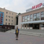 Re, šis kino nodrošina stereo skaņu, lepni par to paziņojot uz izkārtnes. Fantastiski! kinoteātris Minska