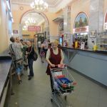 Dāma novāc netīros traukus. Plastmasas glāzītes ņem un kārto tik rūpīgi, ka šķiet tās tiks izmantotas vēlreiz. kafejnīca Minska