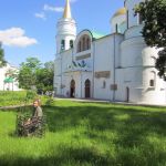 Jau Ukrainā, Čerņigovā. Uz robežas atkal pavadījām daudz mazāk laika, nekā bijām paredzējuši - kopā apmēram 1h40m. Būtu bijis vēl ātrāk, ja vien ukrainas robežsargi nebūtu iedomājušies, ka mūsu mašīnā-mājā noteikti ir paslēptas narkotikas. Izvandīja teju visas somas, atvilktnes, kabatiņas. Tas droši vien tāpēc, ka sarga savus pilsoņus no visiem tiem mežoņiem, kas brauc uz eiropas čempionātu futbolā. Ukrainā, šķiet, uz veselu mēnesi viss pakārtots futbolam, pat šādi tādi likumdošanas panti pamainīti.
Bildē redzams Ukrainas vecākais dievnams, dibināts 1024. gadā. Turpat netālu ir svētā antonija alas - 1069. gadā izbūvēta alu sistēma, kurā tajā laikā dzīvoja mūki svētā antonija vadībā. Čerņigova Ukraina