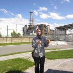 Nu, re, pats vaininieks - černobiļas atomelektrostacijas ceturtais reaktors. Vareni! Geigera skaitītāja rādījums - ap 12-14 µSv/h.
Tur kaut kad drīzumā tiks uzbūvēts jaunais sarkofāgs. Vecajam ekspluatācijas termiņš beidzās jau pirms sešiem gadiem. Jaunais izmaksās apmēram miljardu eiro, bet visas bagātās valstis labprāt samet tādas naudiņas, jo, gadījumā, ja vecais sarkofāgs sabrūk, un tā rezultātā notiek kodolsprādziens, visa eiropa teorētiski varētu kļūt neapdzīvojama. To taču mēs negribam, vai ne?
Tur apakšā ir vēl dafigā cēzija-137 drausmīgi augstās temperatūrās, fui. černobiļa reaktors