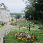 Ārpus Pečerska Lavras mūriem. Visādi dievlūdzēji var nākt un pasēdēt parciņā. Kijeva