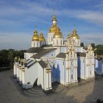Funikuliera augšējā galapunktā gozējas kārtējā pareizticīgo katedrāle - Mihaila Zlatoverhais(zeltaugšiņas) klosteris. Šis pēc pirmā pasaules kara uzcelts no jauna, pēc bildēm. Mihaila Zlatoverhai klosteris