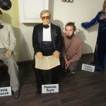 Es ar maestro. Šis esot vaska muzejam uzdāvinājis savas brilles un tauriņu. raimonds pauls vaska figūra kijeva