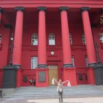 Ukrainas nacionālā Tarasa Ševčenko sarkanā universitāte. Turpat blakus ir tik pat spilgta, tikai dzeltena nacionālās Tarasa Ševčenko universitātes bibliotēka. Tarasa Ševčenko universitāte