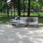 Tarasa Ševčenko parkā sēž dāma ar skaistiem bērnu ratiņiem. Tarasa Ševčenko parks