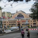 Besarabskijs tirgus. Tur iekšā visādi čurkas drausmīgi dārgi tirgo no savām čurku zemēm atvestos labumus - garšvielas, augļus, konservējumus. Apakšā veikals Billa, kur pirkām savu dienišķo pārtiku un saldējumus.
Kreisajā pusē redzams tautu tēvs Iļičs, kasām pēcpusi.
Šeit arī daļēji slēgta satiksme. Besarabskijs tirgus