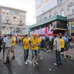 Ejam uz futeni, Anglija - Zviedrija. Šeit angļu postenis - ieņēmuši kaut kādu bāru. Bet vienalga zviedri pārsvarā. Vispār visu laiku kamēr bijām Kijevā(un černobiļā) visapkārt spietoja drausmīgi daudz zviedru. Angļus vispār nemanīja, franci neredzēju nevienu. Pēc spēles gan visi zviedri bēdīgi noklīda pa savām mītnēm. Hrešatiks Kijeva
