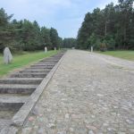 Nu, re, Treblinkas nāves nometne. 1944. gadā gan vācieši pasi to nodedzināja līdz zemei, bet tagad tā simboliski uzcelta no jauna. Šeit bija stacija, kurā žīdi, neko nenojaušot, priecīgi kāpa ārā un gāja, viņuprāt, dušoties.
Šī arī pēdējā bilde, pēc tam 7-8 stundu laikā jau bijām mājās.
Ja kāds tiešām noskatījās visu līdz galam - ļoti atvainojos par nozagto laiku. Gan jau kādas 10-15 minūtes pagāja.
Nuja, un tad jau līdz nākamajai reizei, mazo skatītāj! Atā, atā! Treblinkas nometne