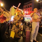 Es ar savu veceni un labāko čomu pie mūlinrūžas. Mūlinrūža