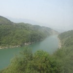 Kamēr ēdam laiku pa ceļam uz Zhangjiajie, vagona logā rādās pavisam zaļa upe - Lishui.