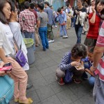 Turpat starp ļaudīm mammīte izvedusi savu dēlu glaunās pusdienās. Labu apetīti, ķīniešu ģimene!