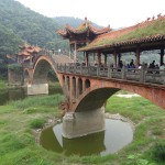 Tiltiņš tajā pašā budu parkā.