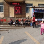 Kamēr es niekojos ar pankūku, Karīna jau atradusi jaunus čomus, ar ko kopīgi notiesāt kukurūzu.