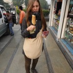 Nopirkām saldo vafelīti uz puļķīša tajā pašā Pekinas zoodārzā. Uzmini, kas vafelītē iekšā!