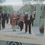 Iznākot ārā no iepriekš redzētās halles pa durtiņām labajā pusē, uzreiz priekšā sagaida šāda dāma.