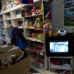 Lai jūs nedomātu, ka veikalā neviena nav, pierādīšu pretējo. Lūk, pārdevēja.