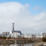 Piebraucam pie dzesēšanas kanāla un tālumā redzam Černobiļas AES.