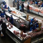 Te tirgus. Pilns ar cūku un govju spokiem.