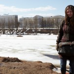 Iepozēju pie likteņupes Daugavas, kuru baltkrievi dēvē par Dvinu.