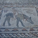 Reku viena no Volubilis grīdu mozaīkām, parodija. Jātnieks uzsēdies otrādi uz ēzeļa! Ha-Ha-Ha! Volubilis Maroka