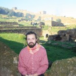 Te esmu nobildējies ar pabalējušu fototapeti fonā. Rabāta Maroka