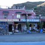 Nākamajā rītā braucām pāri kalnu grēdai, piestājām šādā kalnu kafejnīcā padzerties rīta kapiju. kalni Maroka