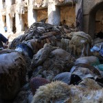 Reku te var redzēt ādu kaudzes tuvāk. Drausmīgi, drausmīgi smird. ādu ģērētava Maroka