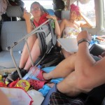 Re, kāds guvums, pilns automobilis, gandrīz pašiem nav vietas! Anete Konste