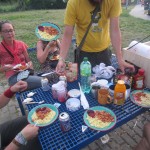 Pusdienas vācu benzīntankā, pagatavotas no kempingā atrastām lietām. Mmmmmmmm! benzīntanks vācija