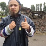 Izrādot cieņu, pie bēdu krematoriju drupām mēģinu atdarināt ebrejiem raksturīgās milzu ausis. Aušvica Polija