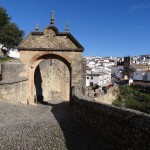 Spānijas bēdu karaļa Filipa V arka, aiz kuras mazliet redzams vecais tilts.