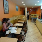 Lūk, jau iepriekš minētā kebabnīca. Garšīgi milzu kebabi par lētām naudiņām turpat stacijas rajonā.