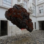 Drāšu birstu skulptūra netīši uzietā pagalmā.