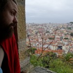 Slēpjos no lietus un vēroju galvaspilsētu no mauru pils loga.