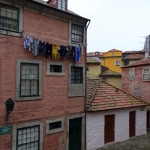 Tās visur izkabinātās drēbes pat uz portu suvenīru magnētiņiem rādās.