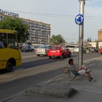 Ar to arī mūsu nedēļa Gruzijā beidzas. Uz atvadām parādīšu īstenu gruzīnu, kurš sēž savā mobilajā krēslā! Atā, atā!