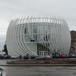 Vēl viens Saakašvili perioda piemineklis - apkārt drupas un noplukušas ēkas - vidū brīnumēka.