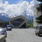 Arhitektūras brīnumi uzkāpuši arī kalnos - Policijas ēka.