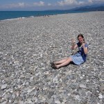 Pludmalē smilšu graudi arī kaut kādi nepierasti lieli. Un pelēki.