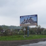 Gar ceļa malām redzami vairāki "Call to arms" plakāti, kas vai nu uzrunā iespējamos dzimtenes aizstāvjus vai rāda Doņeckas apgabala briesmas.