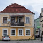 Vīrs atpūšas uz sava balkona, blakus krievu maģistrāts. Es nezinu, kas ir maģistrāts. Palīdzēsiet?