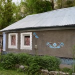 Uz šīs mājiņas atliek uzrakstīt adresi un iemest pastkastē, markas jau ir!