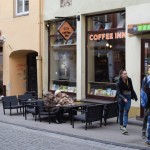 Padzīvojušas Viļņas kundzes sēž vecpilsētas kafejnīcā un pārrunā jaunākās baumas.