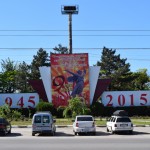 Šeit visi kārtīgi svin 9. maiju! Skolnieces baltās blūzēs un melnos svārkos, pensionāri uzvalciņos un ar visām goda bļembām!