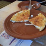 Jā, šobrīd esam restorānā, mielojamies ar moldāvu tradicionālo Placintu. Nemācēju atrast, kā saucas latviski, bet rumāņu valodā ir Plăcintă. Un pat viesmīlim ir milzu Georga lentes piespraude.
Tad nu nedēļa ir atkal galā, tiksimies nākamnedēļ!