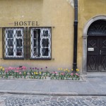 Hostelis pašā vecpilsētas sirdī ar mīļu tulpju dobi.