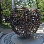 Tāpat kā Kišiņevā, arī Odesā veikli atrisināta atslēgu karināšanas uz tiltu margām problēma.