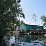 Bišķiņ glaunāka zvejnieka māja. Šim pat ir pagalmiņš ap māju. Un suņi!