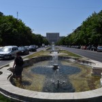 Karīna un viņas strūklakas! Aizmugurē joprojām Parlamenta pils.